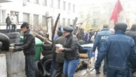 Сепаратисты захватили горсовет в Мариуполе. Прикрываются женщинами
