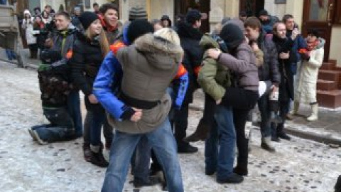 Около 20 молодых людей имитировали половой акт и сцены из "Камасутры".