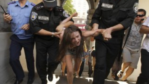 По данным Femen, девушки были вытеснены из фан-зоны и избиты.