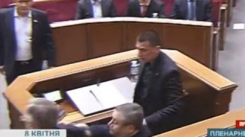 Симоненко жестко вытолкнули с трибуны