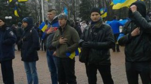 Митинг за единство Украины в Луганске 13 апреля.