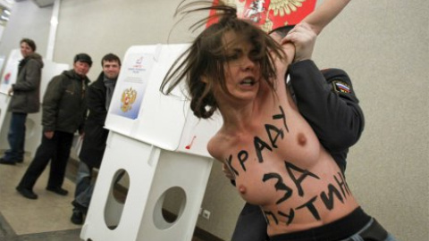 Femen побывали на избирательном участке в Москве