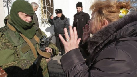 В ушах российских солдат - плачь крымских женщин