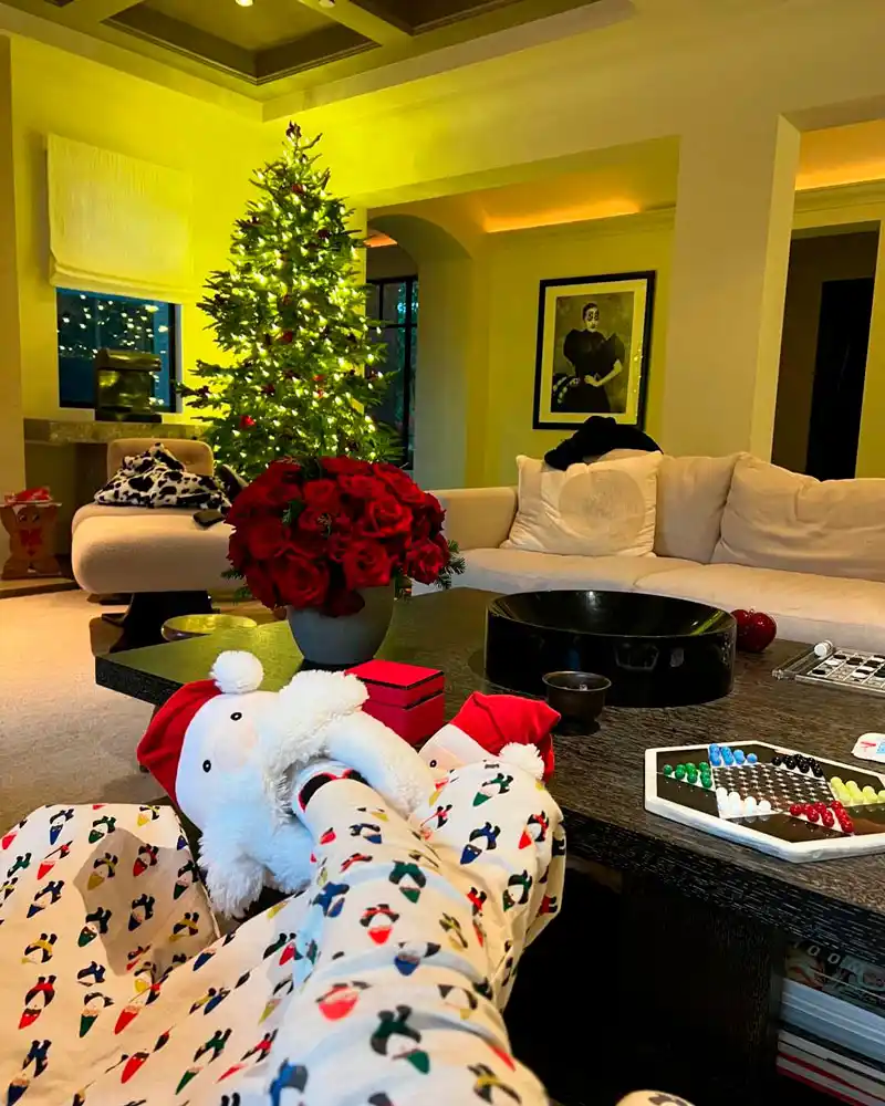 Різдвяний декор будинку Кортні Кардаш'ян. Фото: instagram.com/kourtneykardash Різдвяний декор будинку Кортні Кардаш'ян. Фото: instagram.com/kourtneykardash