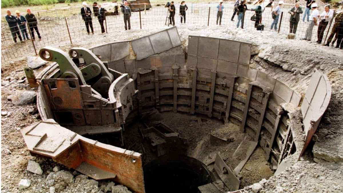 Після знищення шахти для стратегічної ракети СС-24 в Первомайську Миколаївської області. Вересень 1998 року