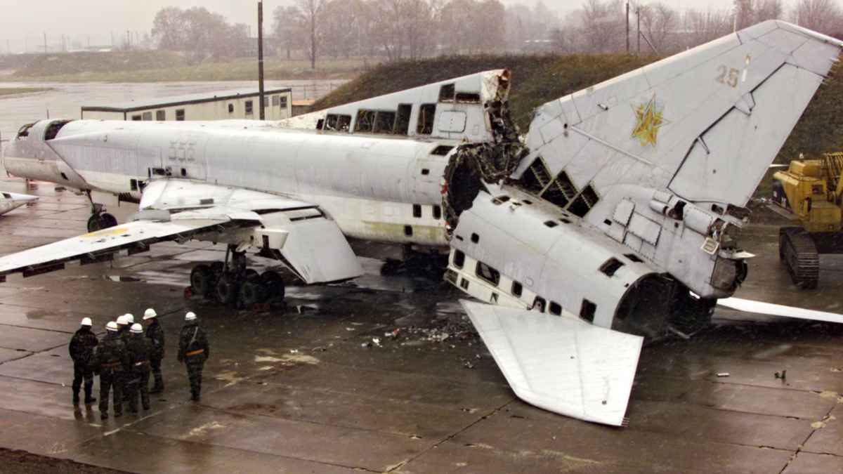 Знищення стратегічного бомбардувальника Ту-22 на авіабазі в Полтаві. Росія забрала за газові борги не всі бомбардувальники, залишивши ті, що були в поганому стані, для знищення в Україні