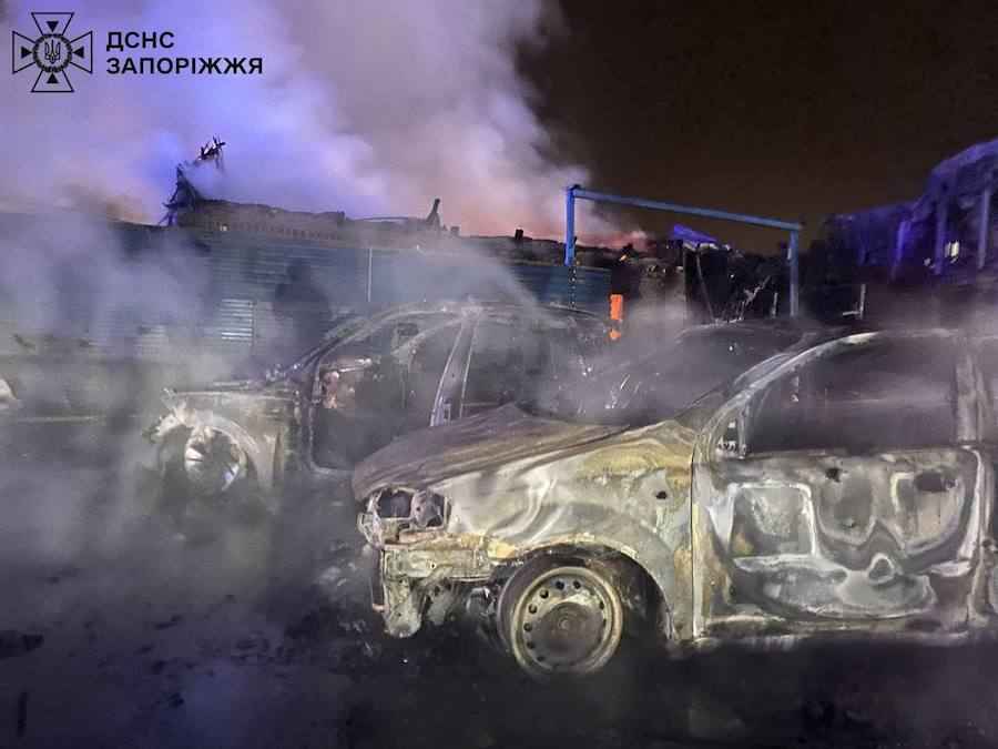 Місце авіаційного удару росіян. Фото: ДСНС в Запорізькій області