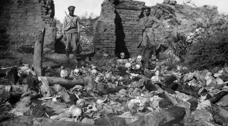 Вірменський інститут-музей геноциду поширив фото 1915 року, на якому зображено останки жертв різанини у вірменському селі в долині Муш