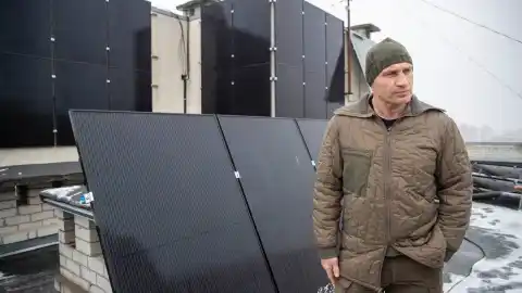В столице уже более 300 домов не зависят от отключений электроэнергии, – Кличко показал "Энергостойкий дом Киева"