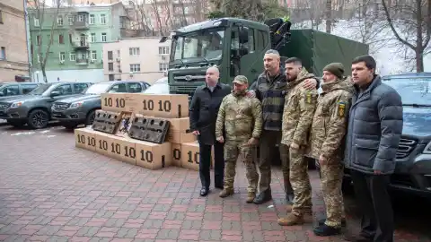 Віталій Кличко передав батальйону "Ахіллес" 8 пікапів, вантажівку та партію дронів від громади Києва