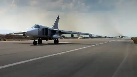 Российский бомбардировщик Су-24 на авиабазе "Хмеймим", Сирия