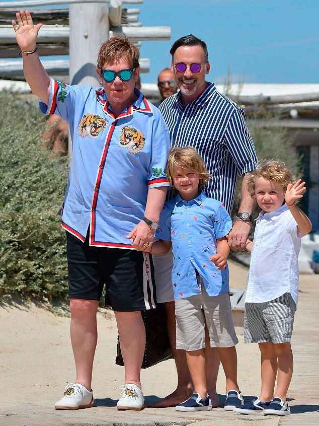 Елтон Джон з родиною. Фото: Daily Mail