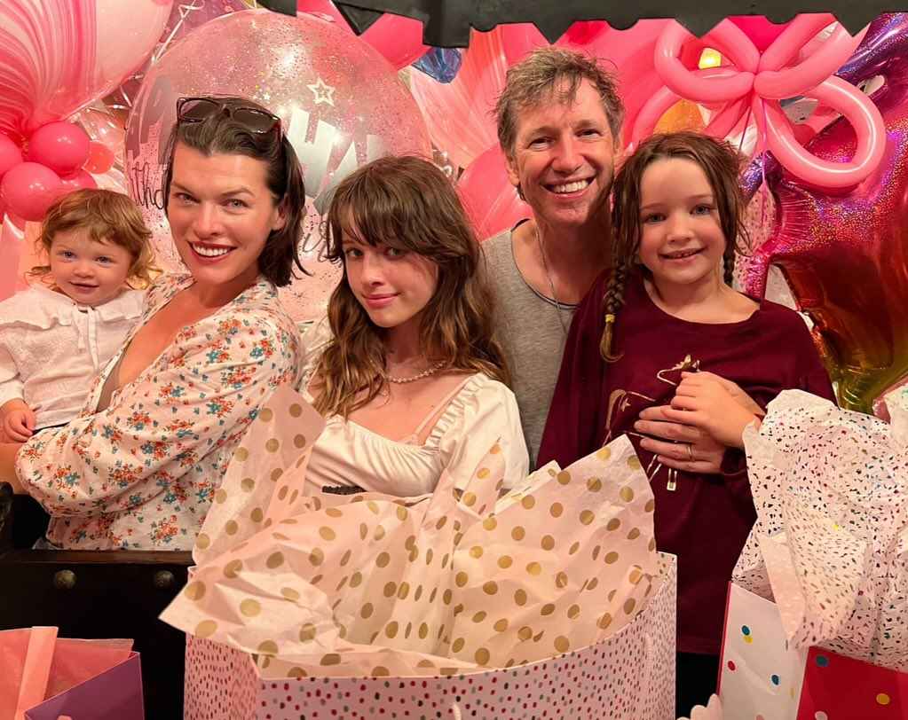 Родина Мілли Йовович. Фото: Facebook/Milla Jovovich
