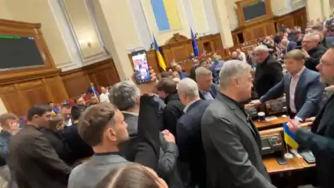 Сутичка між "ЄС" та "СН". фото: Telegram-канал ГЕРАЩЕНКО ІРИНА