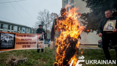 В Симферополе сожгли чучело Бандеры