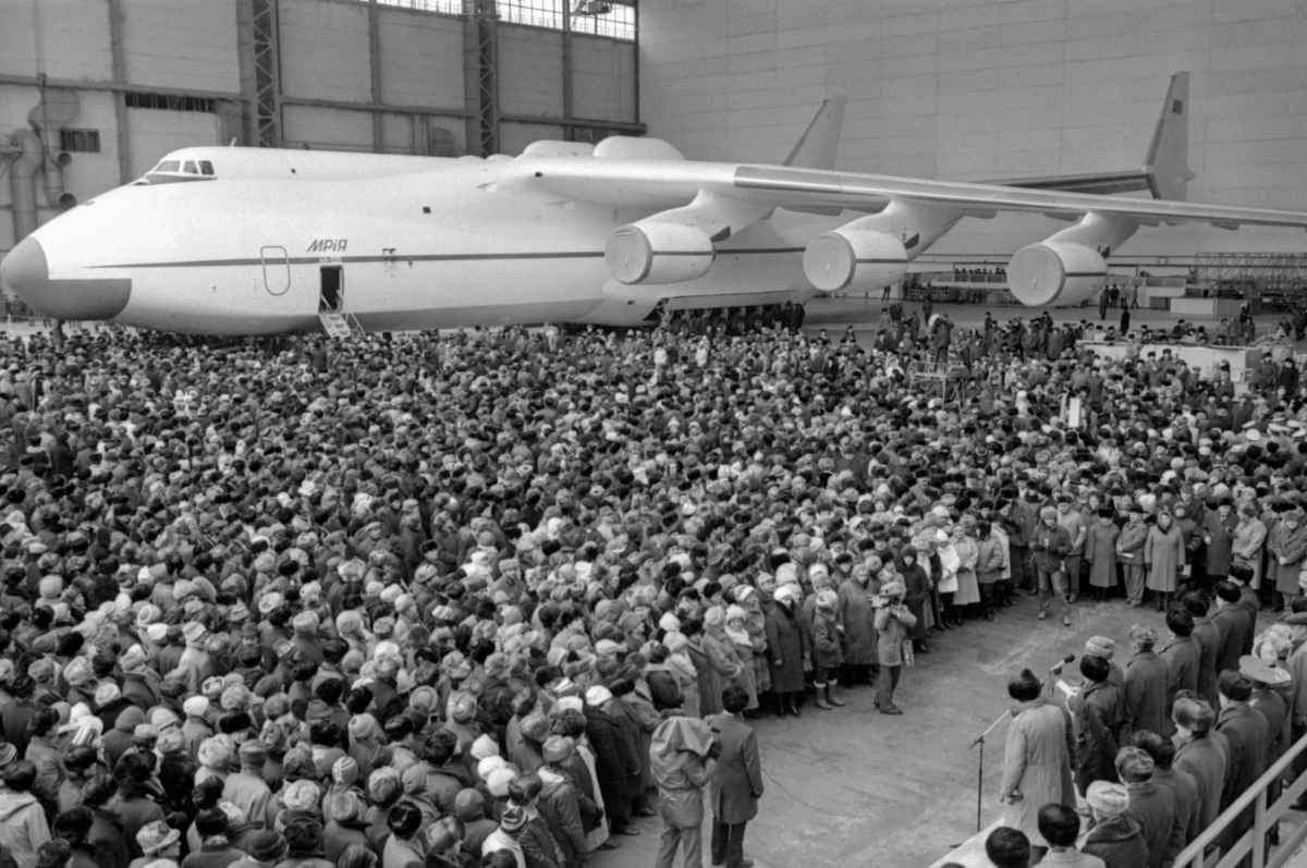 Мітинг, присвячений завершенню будівництва літака Ан-225 «Мрія» на «Київському авіаційному виробничому обʼєднанні» (зараз Держпідприємство «Антонов»), листопад 1988 року.