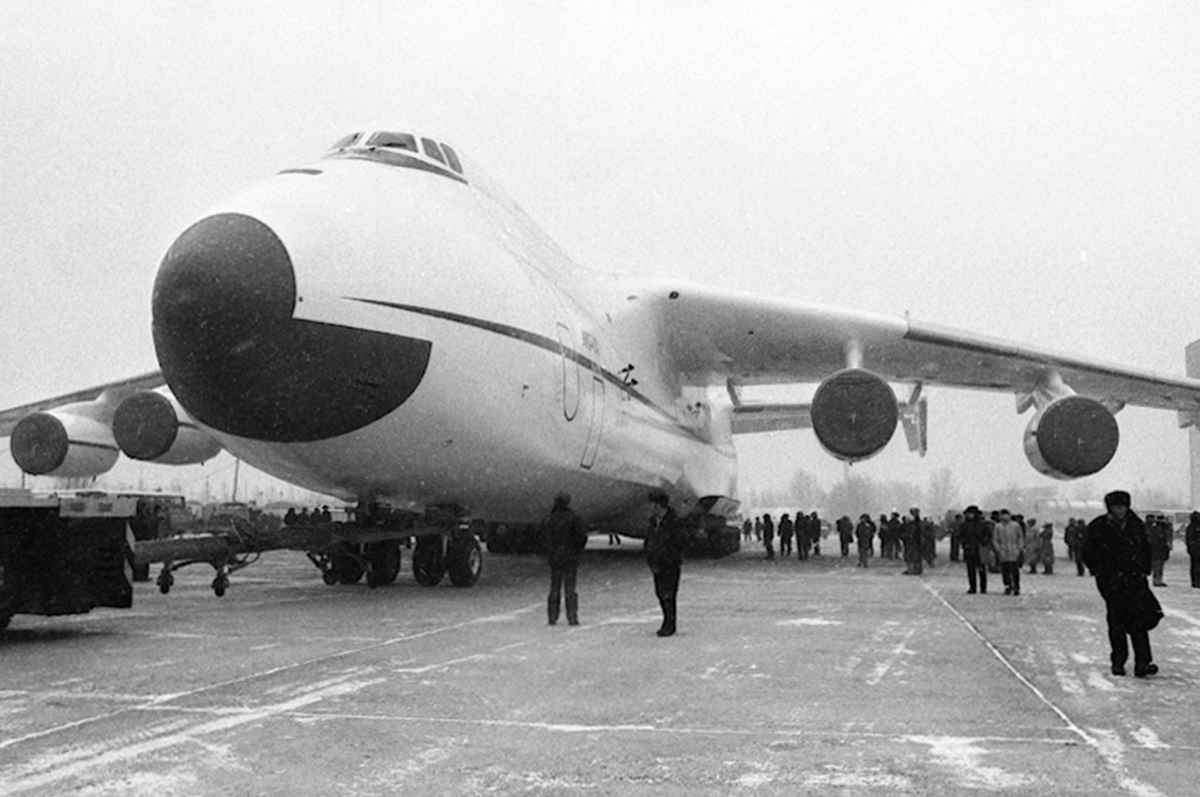 Літак Ан-225 «Мрія» біля ангару, 30 листопада 1988 року
