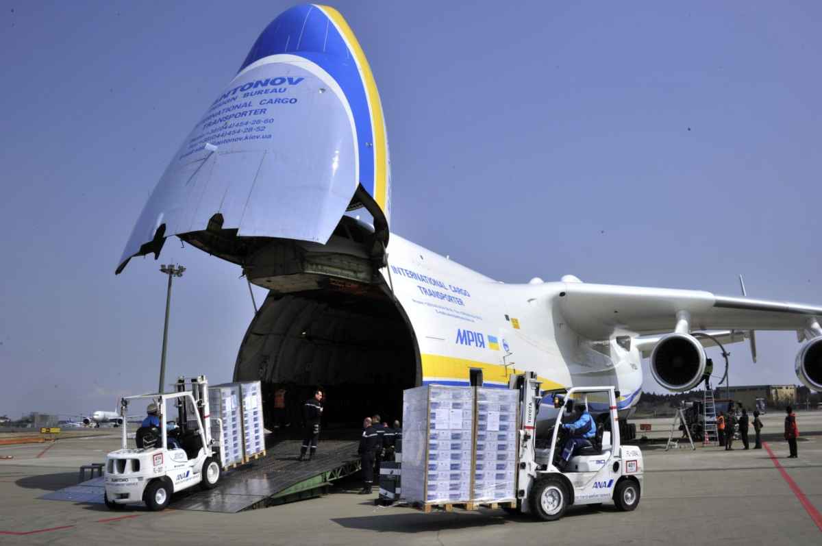 Члени французької рятувальної команди вивантажують із «Мрії» 150 тонн гуманітарної допомоги постраждалим від землетрусу в Японії, 25 березня 2011 року.