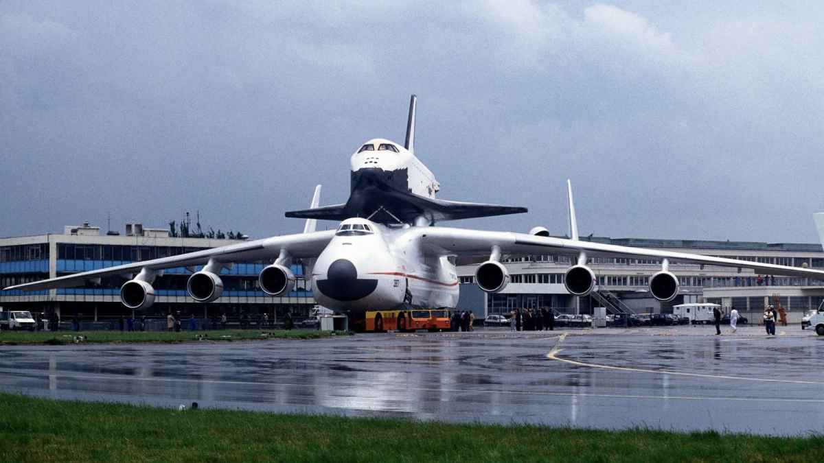 Літак Ан-225 «Мрія» з «Бураном» спричинив справжній фурор на 38-му Міжнародному аерокосмічному салоні у Ле Бурже, Франція, червень 1989 року.