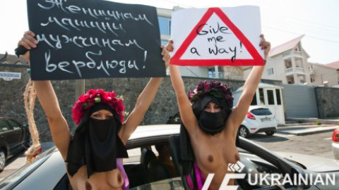 Femen потребовали пустить Саудовских женщин за руль