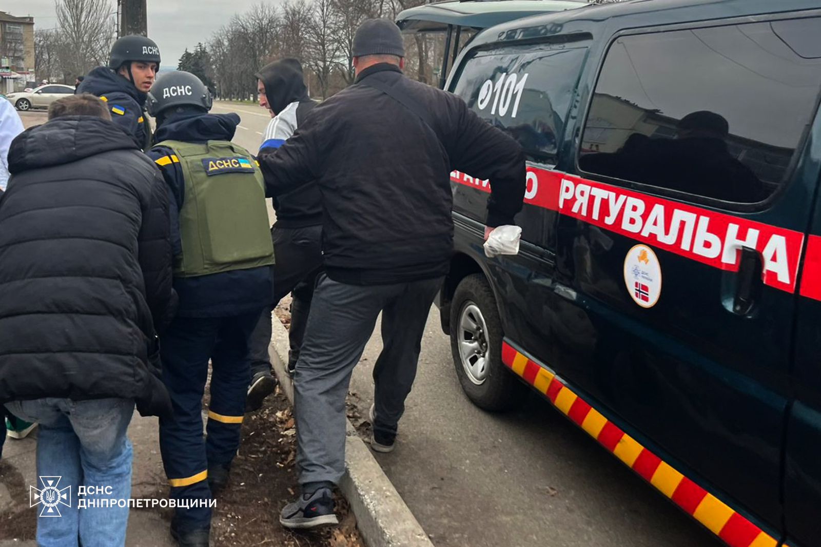 Наслідки обстрілу Нікополя. Фото: ДСНС