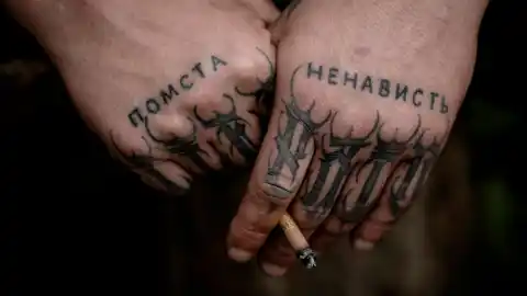 "Татуйовані руки командира". Фото: Том Пітер