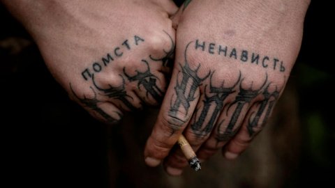 "Татуйовані руки командира". Фото: Том Пітер