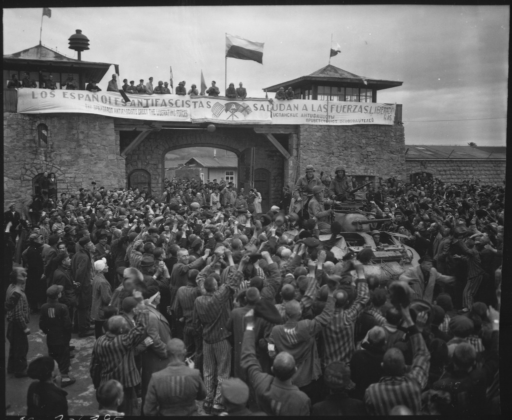 В'язні Маутгаузена вітають американські війська, травень 1945 року.. Фото: wiesenthal