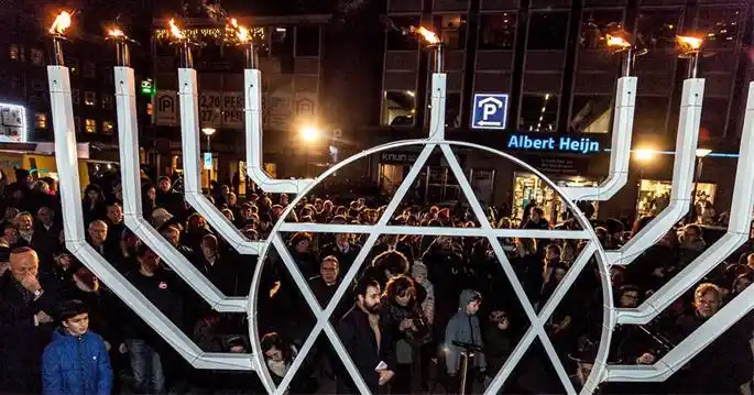 Менора в Амстердамі. Фото: chabad.org