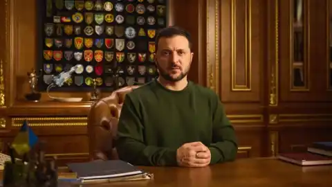 Где посмотреть новогоднее поздравление Зеленского-2025. Список телеканалов и точное время выступления