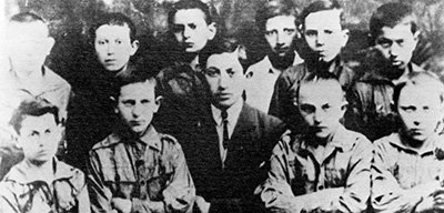 Симон Візенталь у 1923 році з групою бойскаутів, лідером якої він був, у Бучачі, Польща. Лише один з цих хлопців пережив Голокост. Фото: wiesenthal