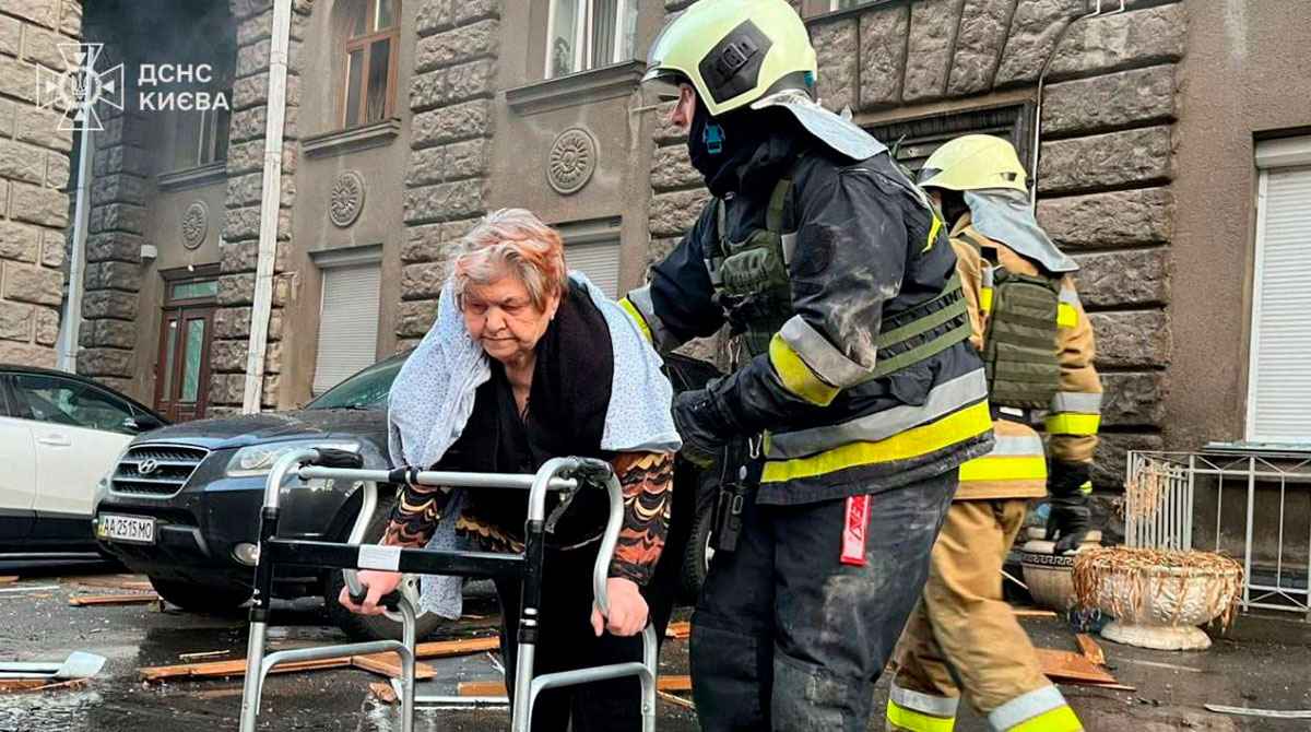 Наслідки атаки російського БПЛА на урядовий квартал Києва. Фото: ДСНС Києва