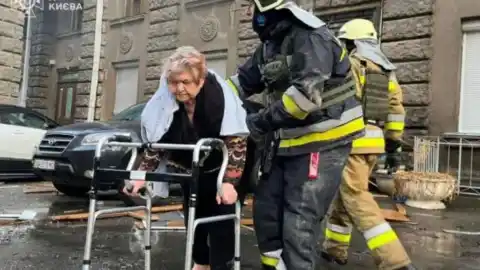 Новогодний удар на Банковую: Российские "Шахеды" поразили Киев, среди пострадавших — 90-летняя жительница, мать Вагифа Алиева