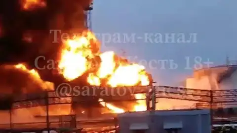 Пожар на нефтебазе "Комбинат Кристалл". Фото: t.me/saratov_zhest.