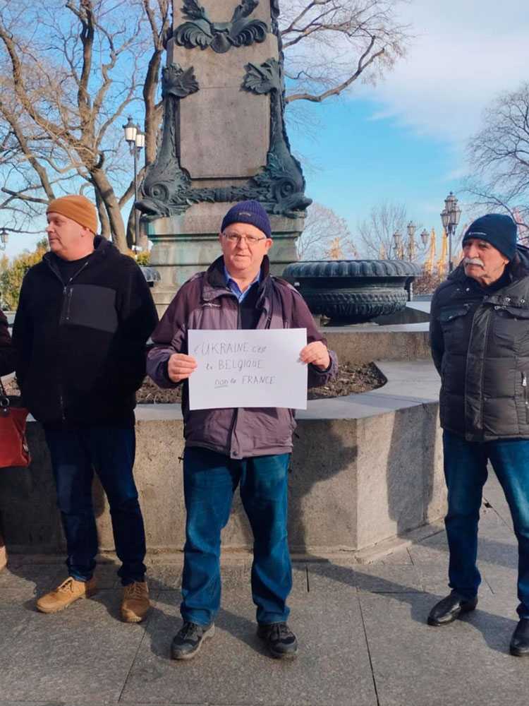 Пікет проти знесення пам'ятника Висоцькому в Одесі. Фото: Суспільне Одеса