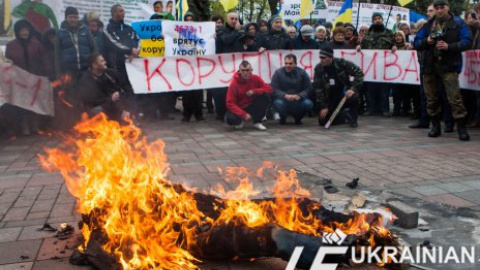 Под Радой сожгли чучело коррупционера