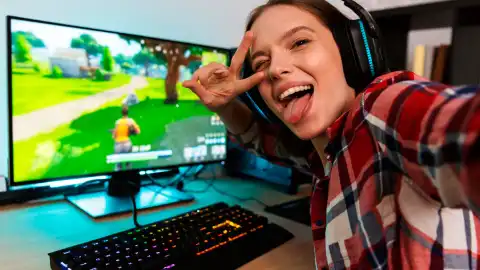 Девушка играет в Fortnite. Фото: Depositphotos