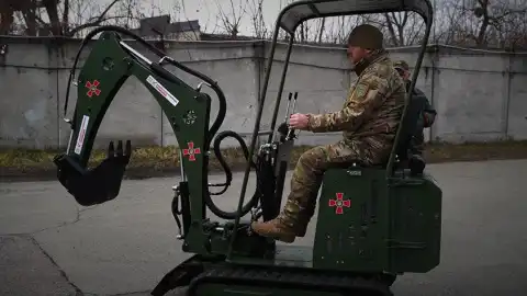 "Украинская команда" передала 3 батальону УДА военный экскаватор