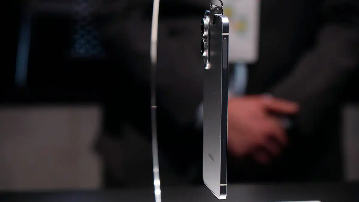 Galaxy S25 Edge. Фото: The Verge