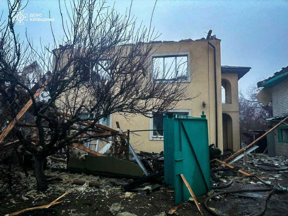 Руйнація унаслідок російської атаки. Фото: ДСНС