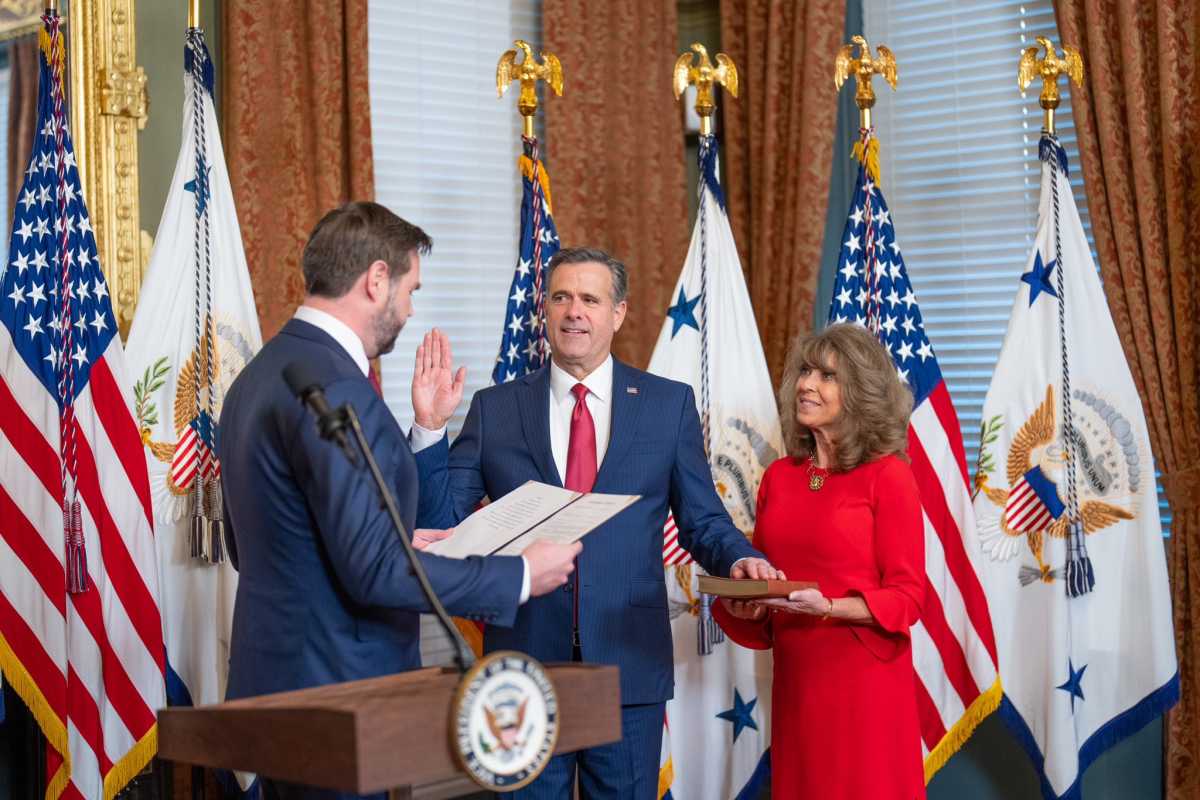 Vice President J.D. Vance takes the oath of office of Ratcliffe. Photo: X/VP


