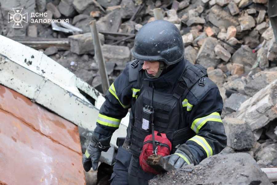 Рятувальник на місці пошуково-рятувальної операції в Запоріжжі. Фото: ГУ ДСНС в Запорізькій області.