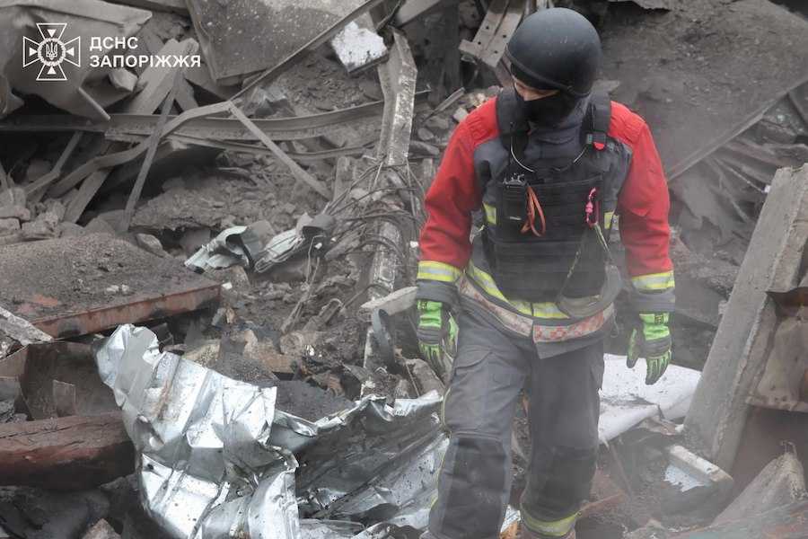 Rescuer at the site of a search and rescue operation in Zaporizhzhia. Photo: Main Directorate of the State Emergency Service in Zaporizhzhia Region.