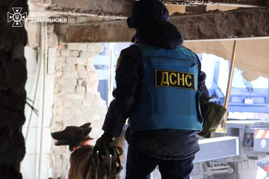 Rescuer at the site of a search and rescue operation in Zaporizhzhia. Photo: Main Directorate of the State Emergency Service in Zaporizhzhia Region.:Rescuer at the site of a search and rescue operation in Zaporizhzhia. Photo: Main Directorate of the State Emergency Service in Zaporizhzhia Region.