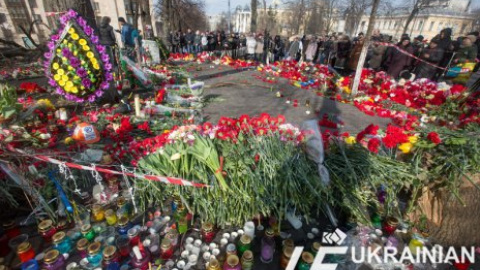 Люди приносят цветы на Майдан в знак памяти о погибших