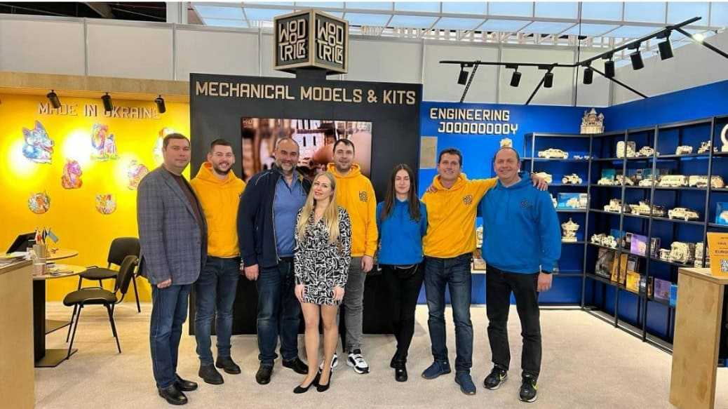 Дмитрий Антоненко с командой Wood Trick на выставке Spielwarenmesse, Германия, город Нюрнберг, 2023