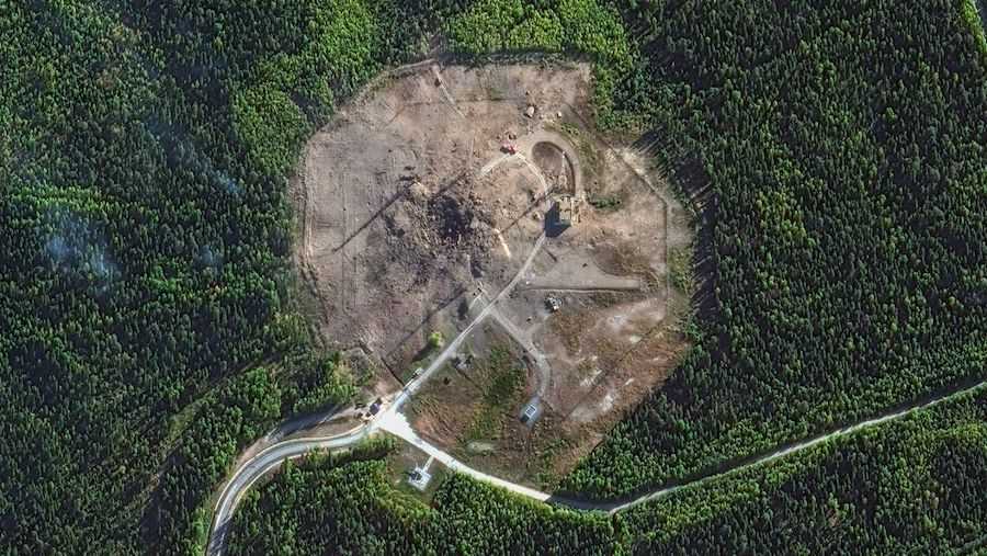 Crater at the site of the unsuccessful launch of the Sarmat missile at the russian Plesetsk cosmodrome. Photo: CNN / Maxar Technologies.
