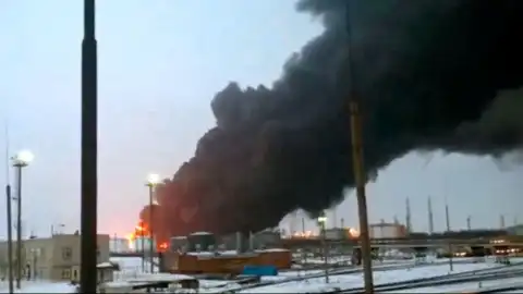 Пожар на НПЗ в Рязани (РФ) в результате атаки БПЛА. Фото: скриншот из видео