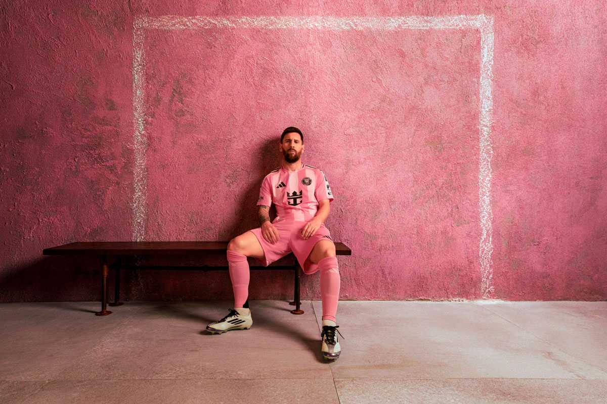 Ліонель Мессі у новій домашній формі ФК Інтер Маямі. Фото: intermiamicf.com