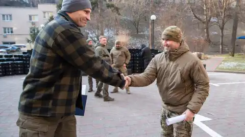 Виталий Кличко передал большую партию дронов и военное оборудование четырем бригадам